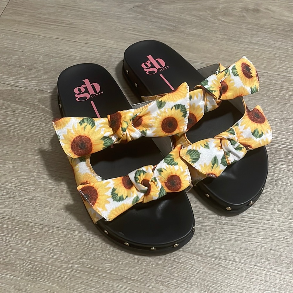Brand new Gianni Bini girls sunflower slides. Size 2.